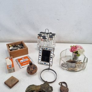 Lote Variado de Objetos de Decoración y Uso: Aldaba, Candado, Especieros y Más - imagen 2