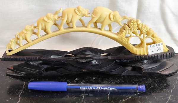 Puente de elefantes oriental en material símil marfil con base de madera - imagen 1