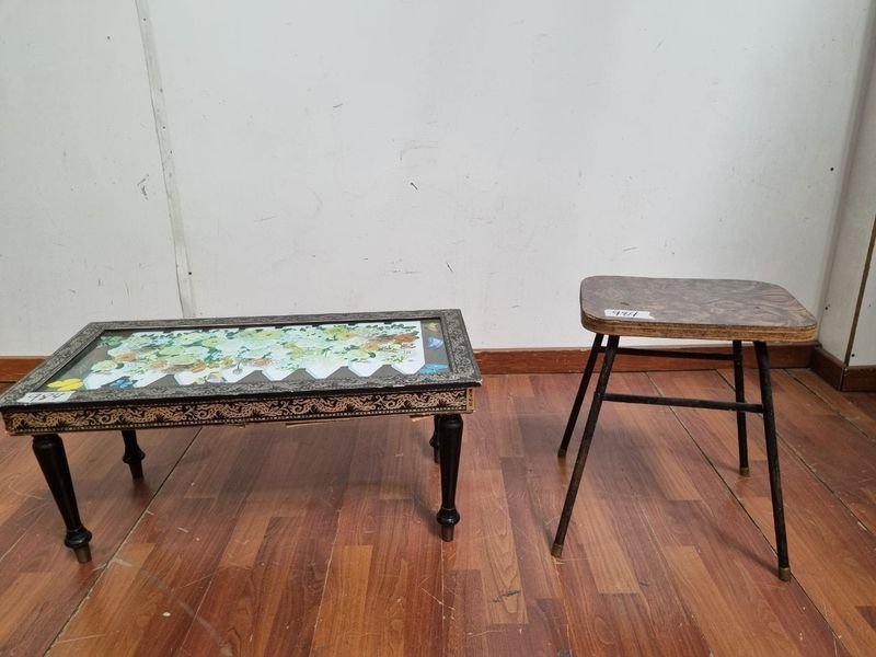 Mesa y Banqueta Decorativa con Diseño Floral