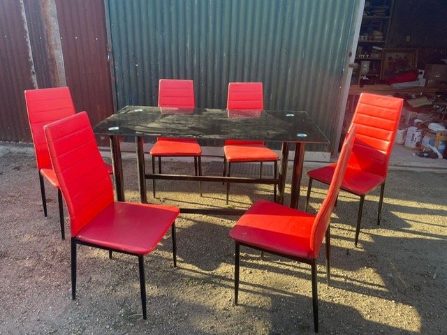 Lote anterior: Mesa y sillas de plástico y metal