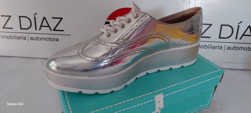 Calzado de plata con diseño colorido - imagen 2