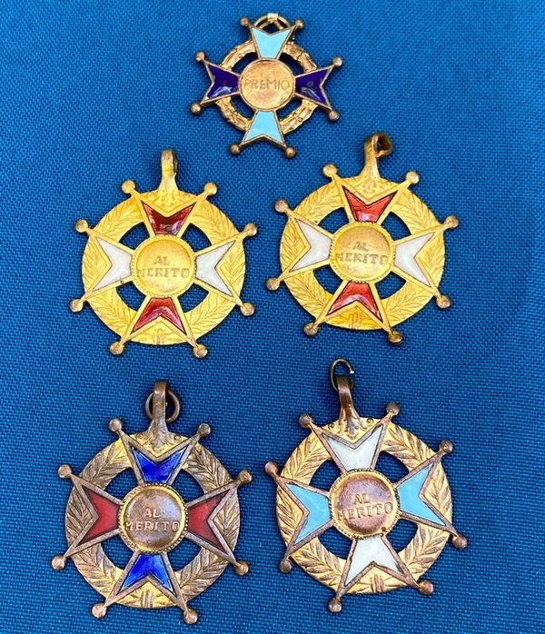 Medallas al Merito con detalles en esmalte - Colección de antigüedades - imagen 1