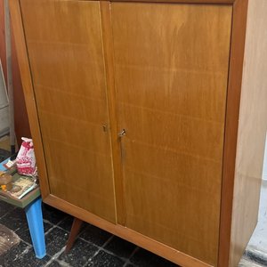 Lote anterior: Mueble de madera estilo retro con puertas y patas cónicas