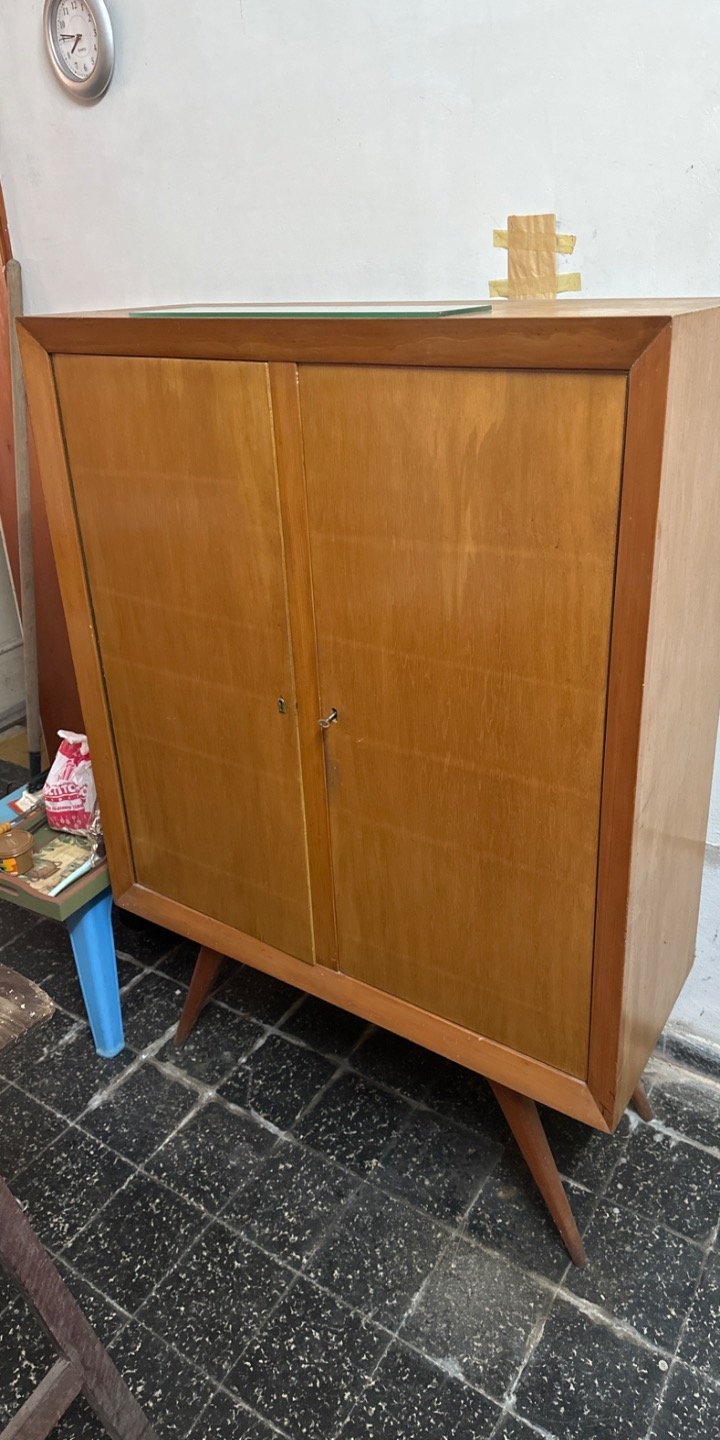 Mueble de madera estilo retro con puertas y patas cónicas