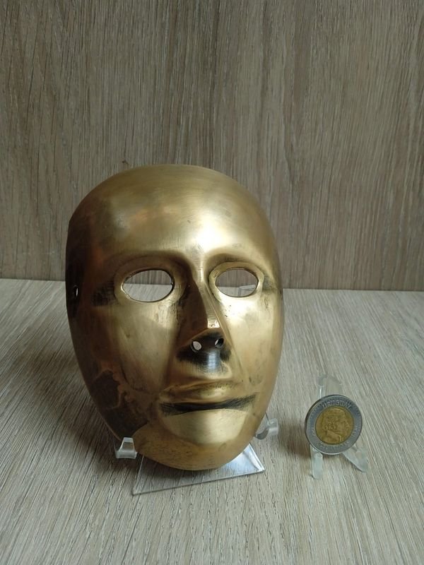 Lote siguiente: Máscara de Bronce Mazizo - Detalles y Características