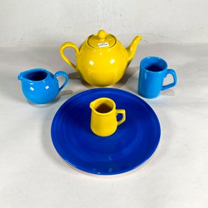 Juego de Loza Azul y Amarillo: Tetera, Lechera, Taza y Plato - imagen 1