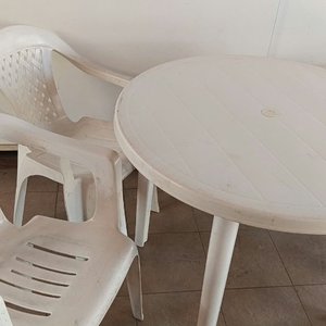 Mesa Redonda de PVC con 4 Sillas (2 de un diseño y 2 de otro) - imagen 3