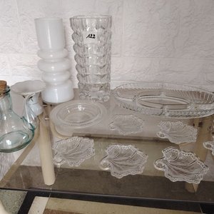 Lote de Cristalería: Aceitera, Floreros, Copetinero y Platos Decorativos - imagen 5