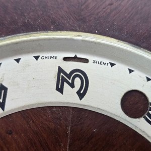 Antiguo Reloj de Mesa Mecánico con Caja de Madera Oscura - imagen 7