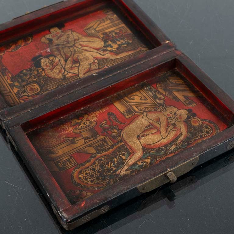 Caja de madera oriental con escenas pintadas - imagen 2