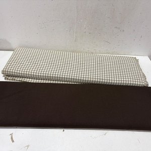 Lote siguiente: Dos Cortes de Tela: Diseño Cuadros y Liso Marrón