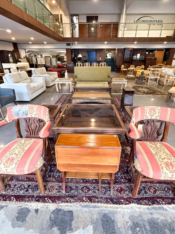 Mesa de centro y sillas de comedor estilo clásico - imagen 1