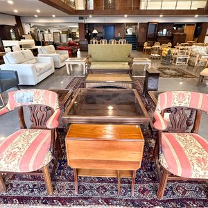 Lote anterior: Mesa de centro y sillas de comedor estilo clásico