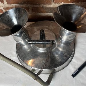 Vinera Antigua de Acero Inoxidable para Dos Damajuanas - imagen 3