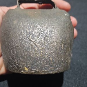 Cencerro Antiguo Raro de Metal con Asa y Grabados - imagen 4