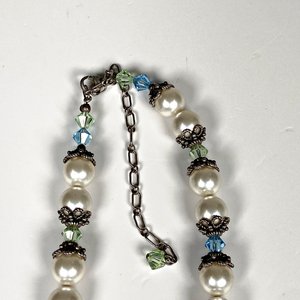 Collar de Perlas Fantasía y Dos Pares de Aretes - imagen 6