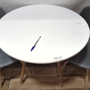 Juego Desayunador Estilo Eames: Mesa Redonda Blanca con 2 Sillas Grises - imagen 5
