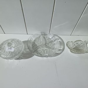 Tres piezas de cristal tallado: bombonera, plato divisor y cuenco - imagen 5