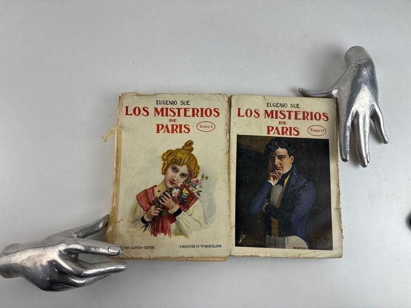 Lote anterior: Libro antiguo de misterios de Paris