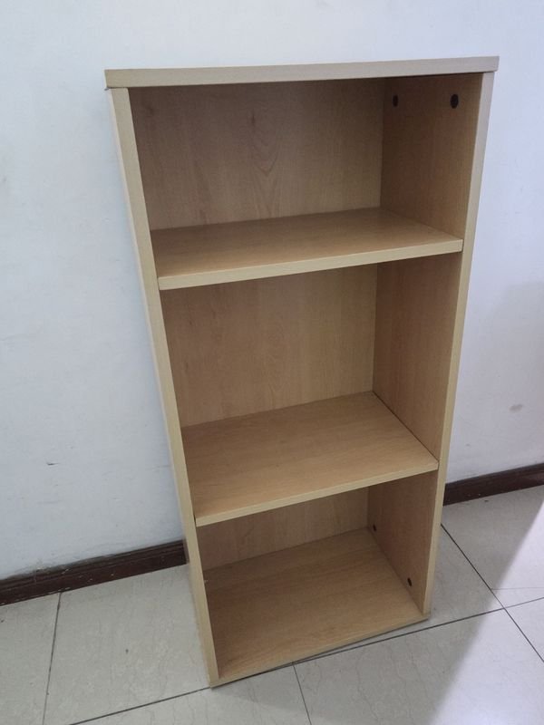 Estantería Moderna de Madera Clara con Tres Niveles