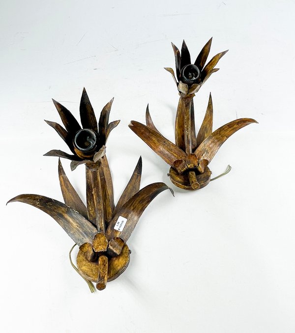 Lote siguiente: Par de apliques en metal para decoración