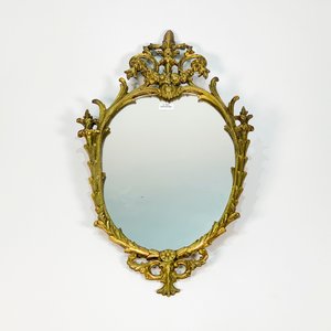 Lote siguiente: Espejo Oval con Marco de Bronce y Detalle Floral