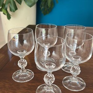 Lote siguiente: Juego de 5 Copas de Cristal Estilo Clásico
