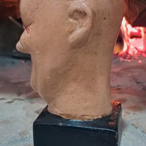Cabeza de Geniol Coleccionable con Clavos y Base - imagen 3