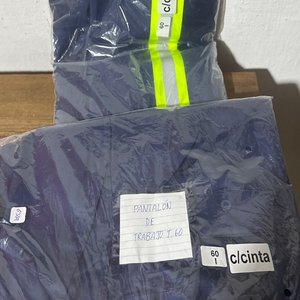 Lote siguiente: 2 Pantalones de Trabajo Talle 60 Azul Marino con Tiras Reflectivas