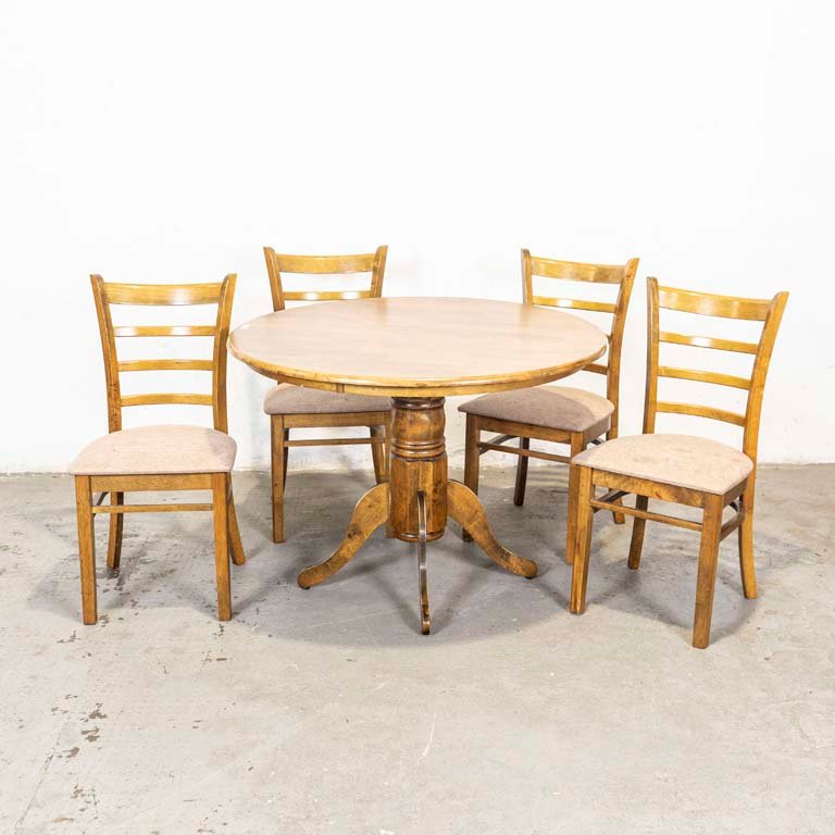 Lote anterior: Mesa de comedor circular y cuatro sillas con asientos tapizados