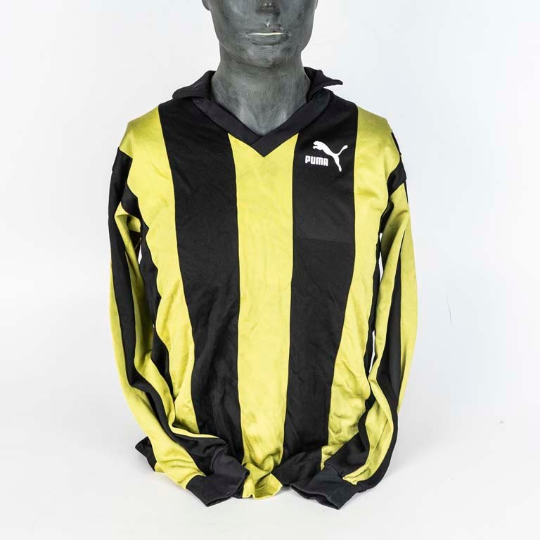 Lote siguiente: Camiseta de Peñarol de utilería marca PUMA N°10 utilizada en 1989