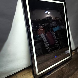 Espejo de Pared con Marco Metálico y Luz LED Integrada (Cálida/Fría) - imagen 3