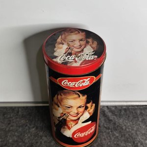 Lata Grande Coca-Cola Vintage con Imagen de Mujer - imagen 3