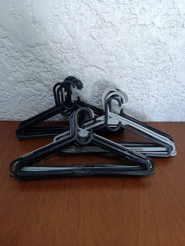 Perchas negras y grises para ropa