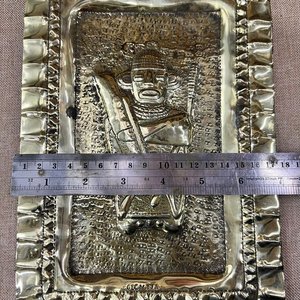 Bandeja Rectangular de Metal Repujado con Figura Folklórica - imagen 4