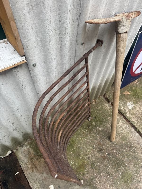 Herramientas antiguas para jardinería y construcción - imagen 2