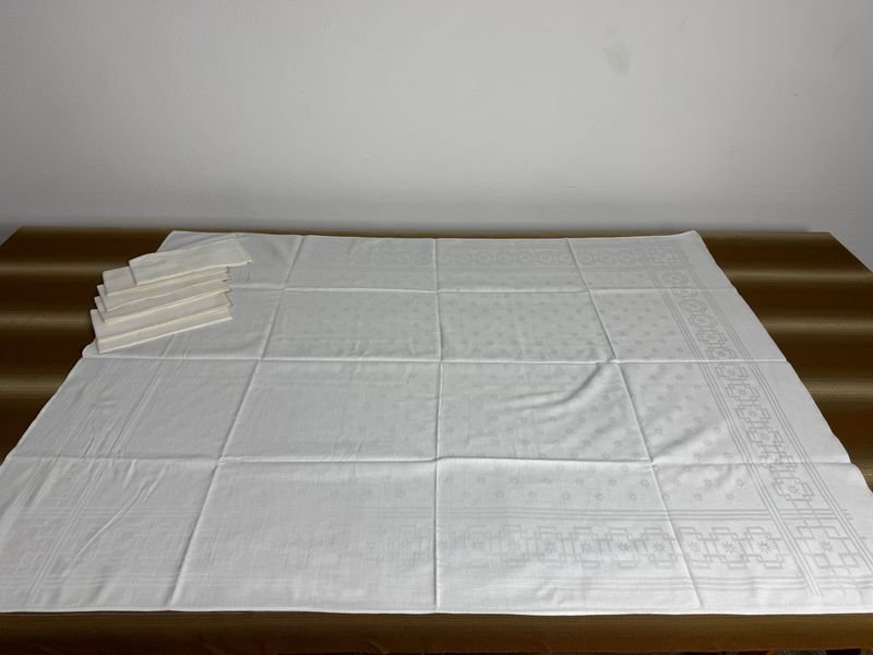 Lote anterior: Mantel alemanesco con doce servilletas en impecable estado
