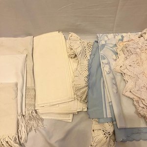 Lote de Textiles Antiguos: Blanquería y Mantelería con Bordados y Encajes - imagen 2