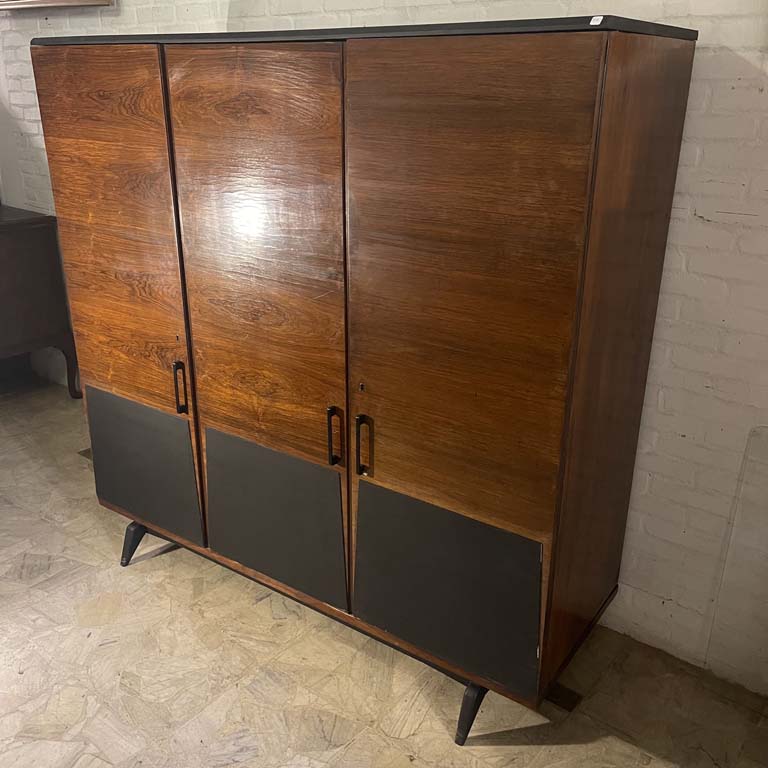 Lote siguiente: Ropero americano de tres puertas con espejo interior - Medidas: 175x60x175cm