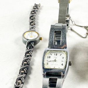 Lote de Cuatro Relojes de Pulsera y Pulseras - imagen 3
