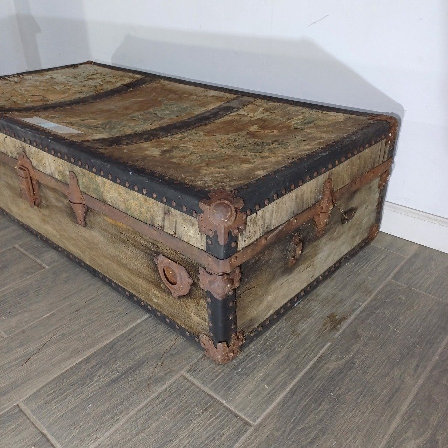 Baúl de madera con herrajes y rastros de polillas - imagen 5