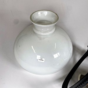 Colgante Quinqué Antiguo de Mayólica y Hierro con Pantalla Opalina - imagen 3