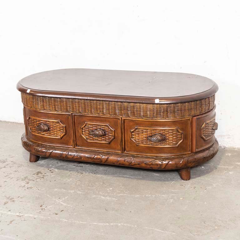 Lote siguiente: Mesa de living oval con detalles en madera y ratán