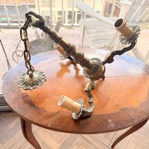 Araña Antigua de Bronce con 3 Brazos Curvos y Cadena - imagen 4