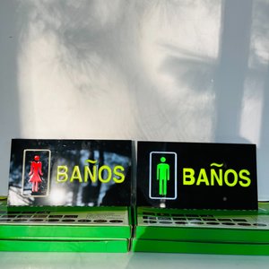 Lote siguiente: Lote de 4 Carteles LED "BAÑOS" para Baño
