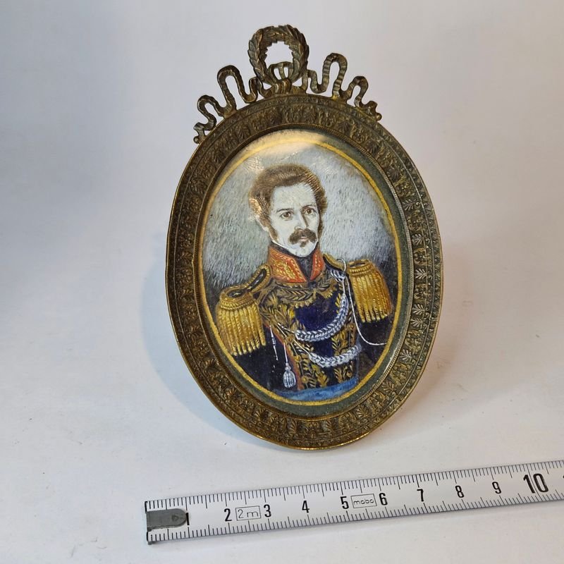 Lote siguiente: Portaretratos estilo frances en bronce labrado con retrato de Oribe pintado a mano
