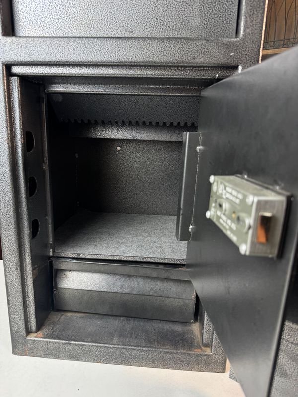 Buzonera con caja fuerte en impecable estado - imagen 6