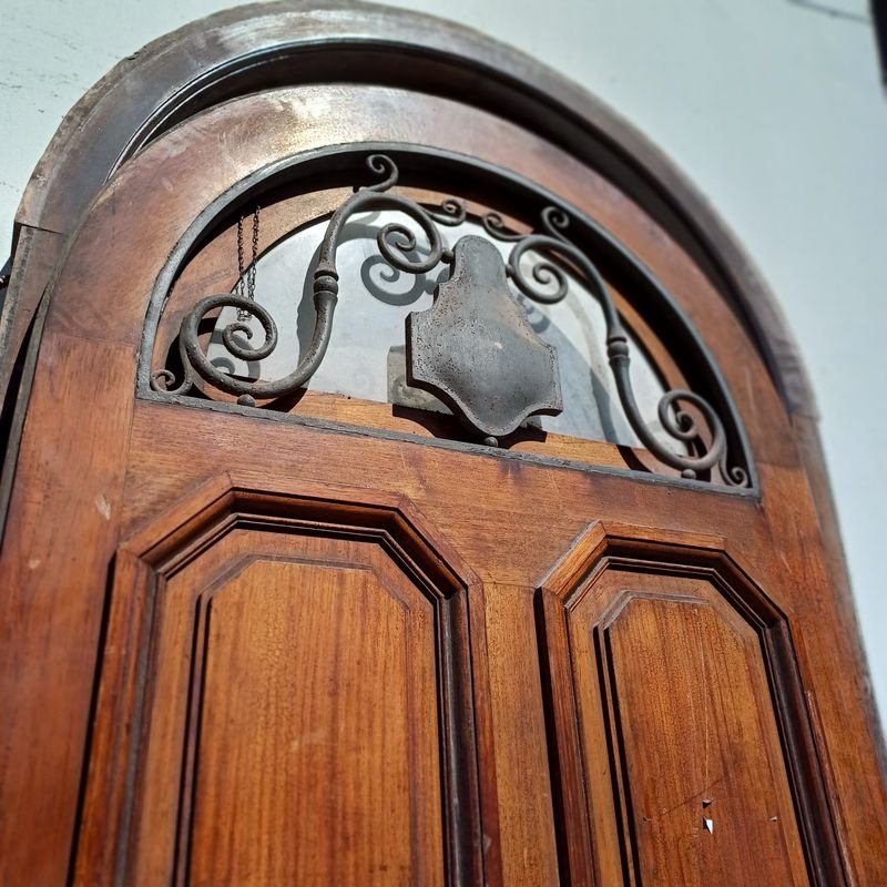 Puerta arqueada de cedro con marco y herrajes en hierro forjado - imagen 6