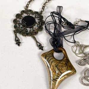 Seis Collares Variados con Dijes y Detalles - imagen 2