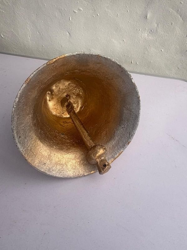 Campana de Bronce Número 4 con Martillo - imagen 1